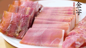 擺盤(pán)后鋪上老豆腐，淋點(diǎn)料酒，灑點(diǎn)白糖上鍋蒸20分鐘。
