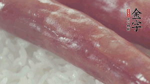 關(guān)上蓋子，煮到米飯露出時(shí)。