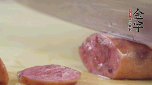 拿出香腸和臘肉，切成片后重新鋪入。