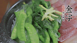 燜好的米飯開(kāi)蓋，放入菜心、荷蘭豆，澆上調味汁拌勻。