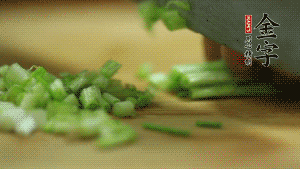 小蔥切成蔥花。