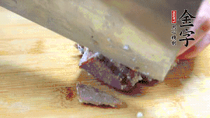 金字鹵牛肉打開(kāi)包裝，把牛肉切成片狀。（眼見(jiàn)為實(shí)，用一整塊牛肉鹵制的鹵牛肉哦，牛肉的香氣感覺(jué)撲鼻而來(lái)有木有?。。。?>
					</div>
					<span>步驟 6/7</span>
					<p>金字鹵牛肉打開(kāi)包裝，把牛肉切成片狀。（眼見(jiàn)為實(shí)，用一整塊牛肉鹵制的鹵牛肉哦，牛肉的香氣感覺(jué)撲鼻而來(lái)有木有?。。。?/p>
				</li><li>
					<div   id=
