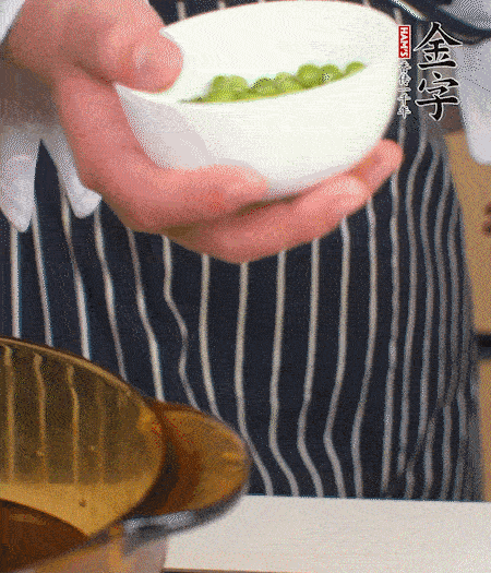 胡蘿卜、豌豆和干花菇焯水。