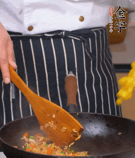 加咖喱塊、少許鹽、白糖調味，炒至咖喱塊融化后，倒米飯，翻炒至每粒米飯都包裹上咖喱，再放黃椒、青椒粒，出鍋前加菠蘿粒和小蔥翻拌均勻。