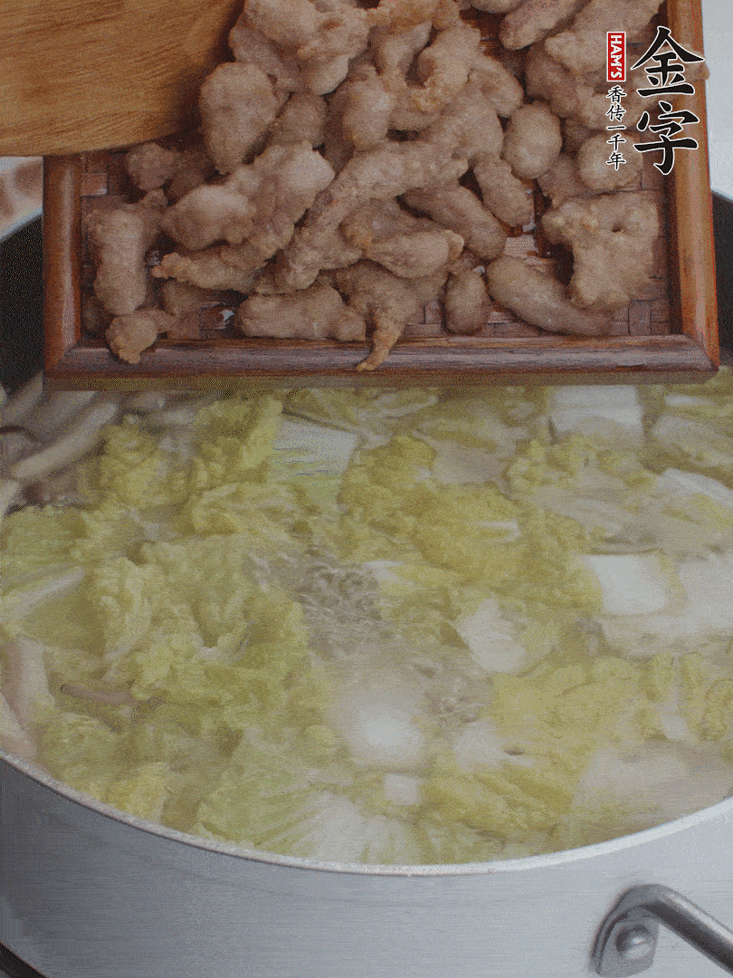 水開(kāi)后煮10分鐘，下娃娃菜、小酥肉煮3分鐘。