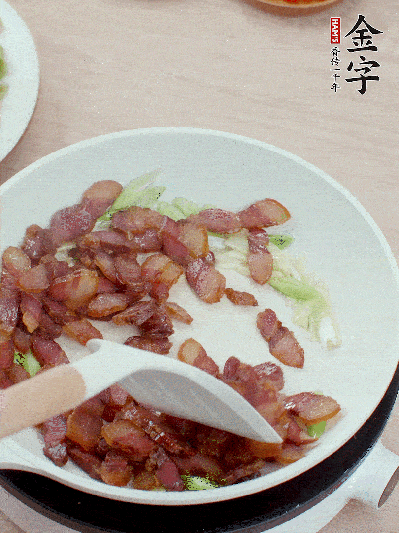 鍋中少許油，姜、蒜白爆香，下臘肉煸出油脂。