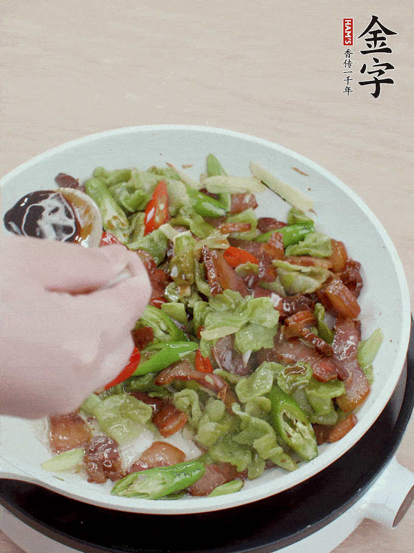 2勺生抽調味，最后撒蒜葉。
