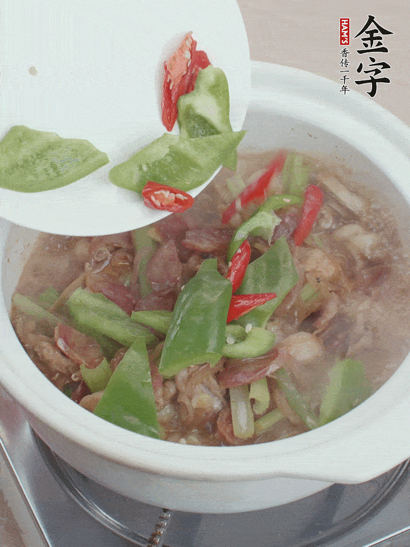 下綠菜椒，翻炒1分鐘。