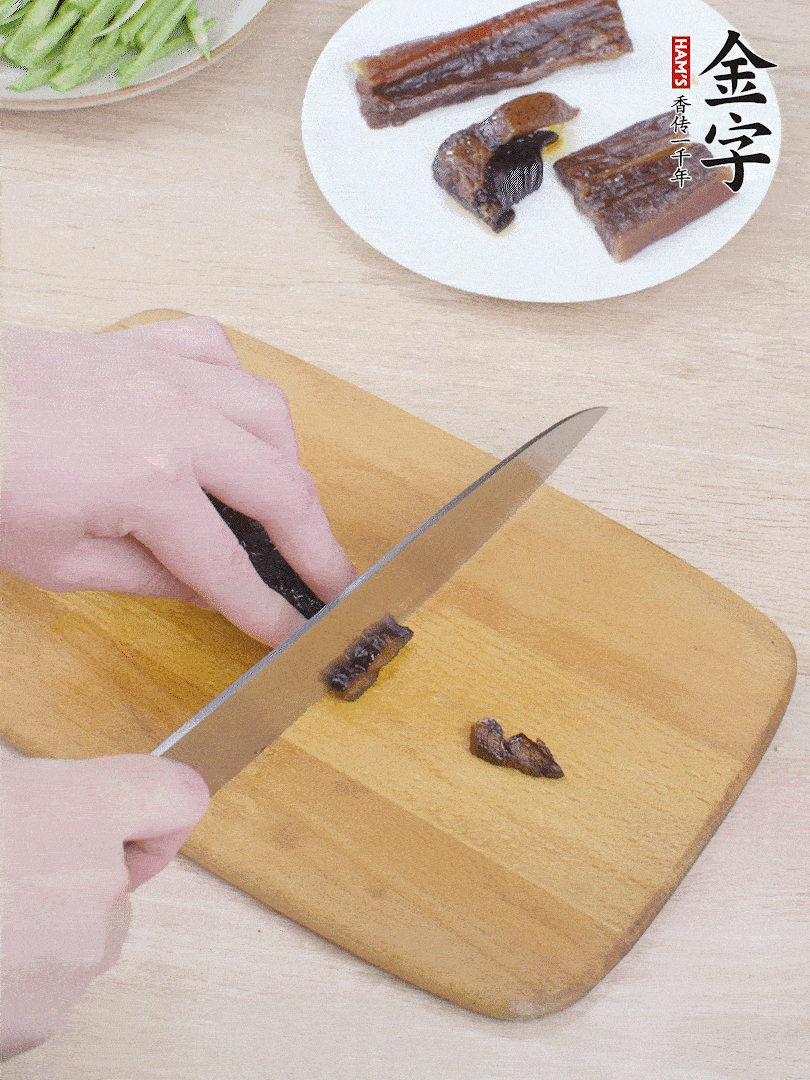 提前煮好的金字醬油肉切片。