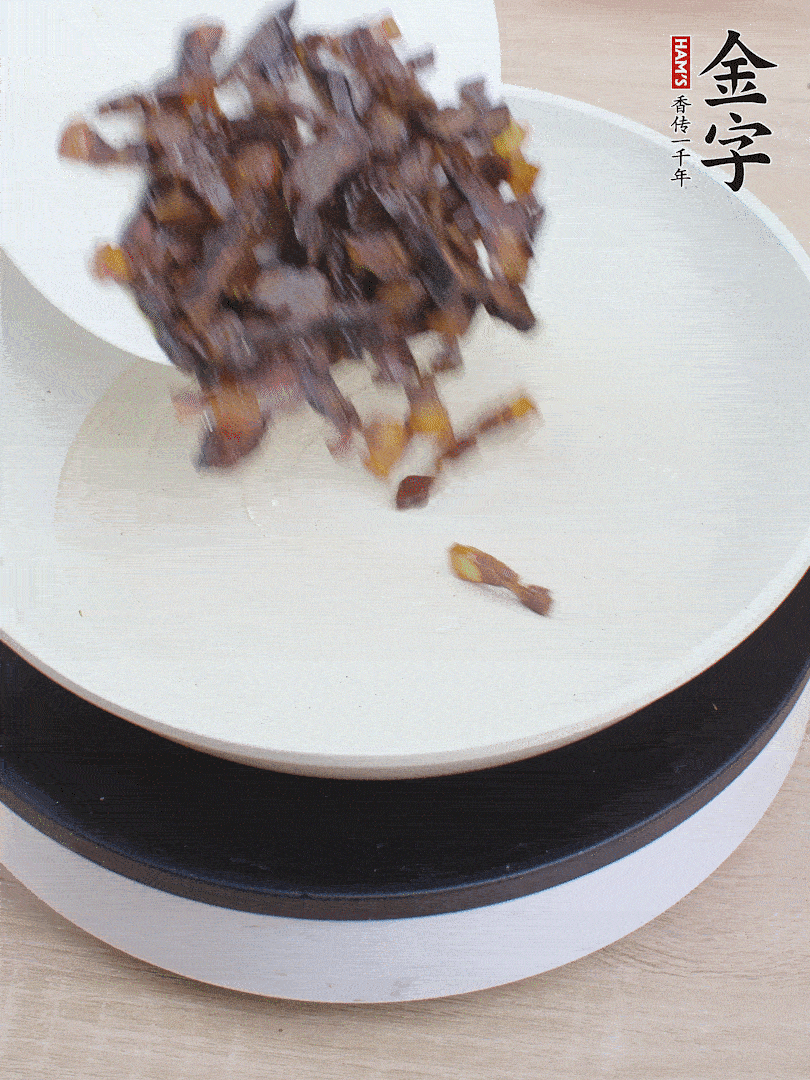 油熱倒醬油肉，編出香味。