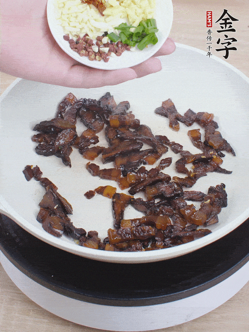 下蔥姜蒜、干辣椒、花椒粒炒香。