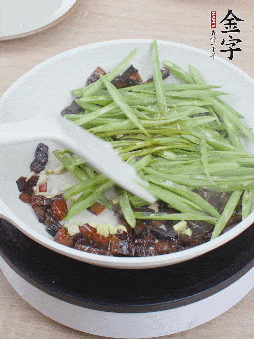 下豆角，生抽、雞精調味，炒到斷生。