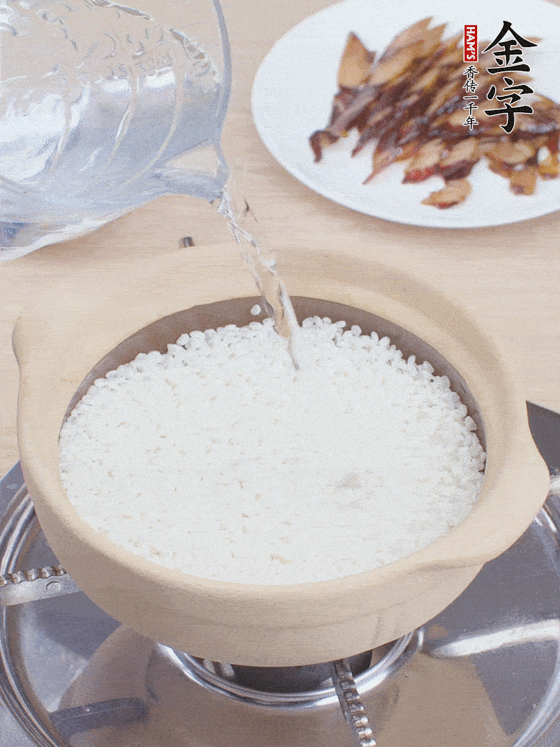 砂鍋涂抹植物油，放大米，開(kāi)水沒(méi)過(guò)米1.5cm左右，蓋蓋中火煮7分鐘。