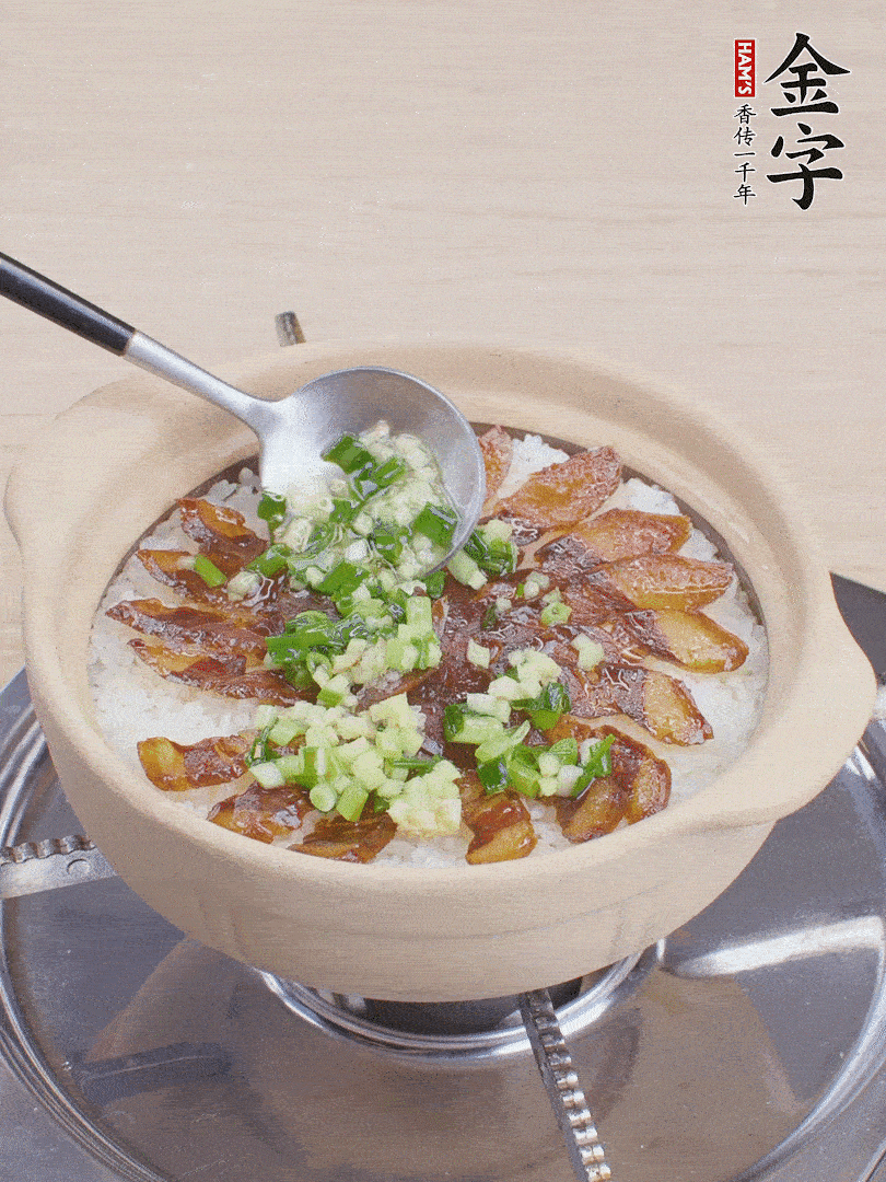 倒蔥姜醬再燜1分鐘。（也可以淋點(diǎn)生抽）