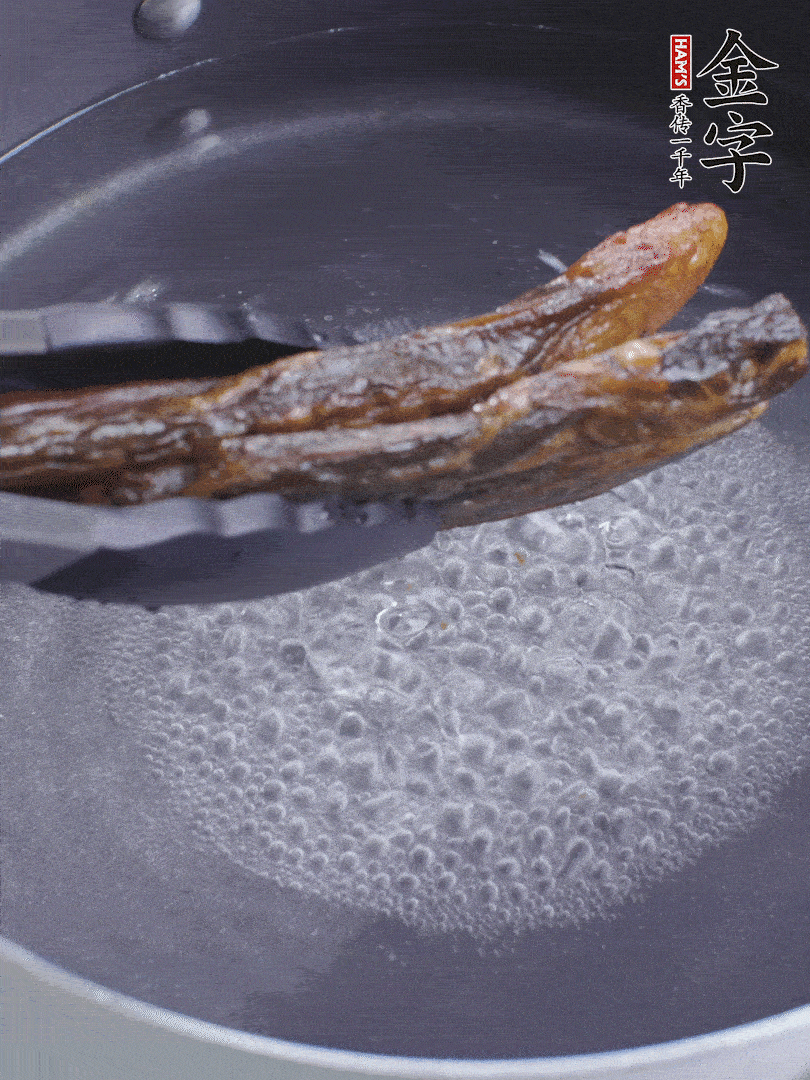金字醬油肉水煮15分鐘，切薄片。