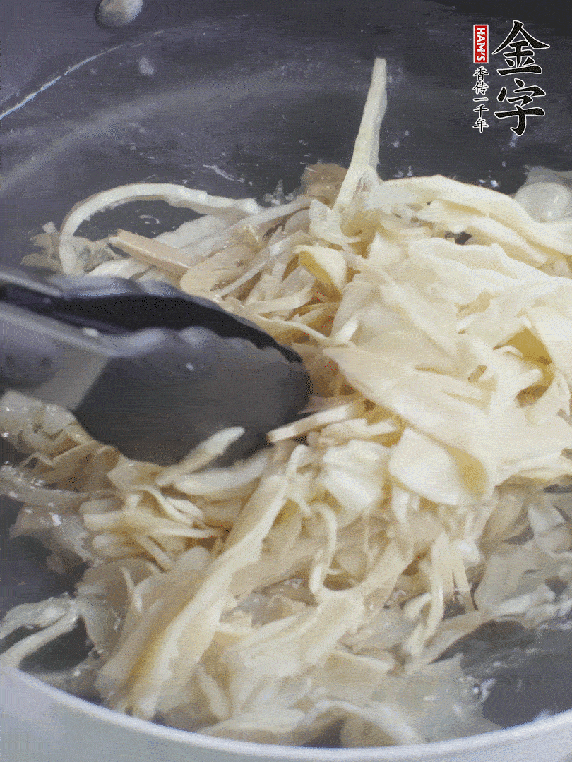 糯米筍焯水1分鐘，過(guò)涼水，擠干水份。