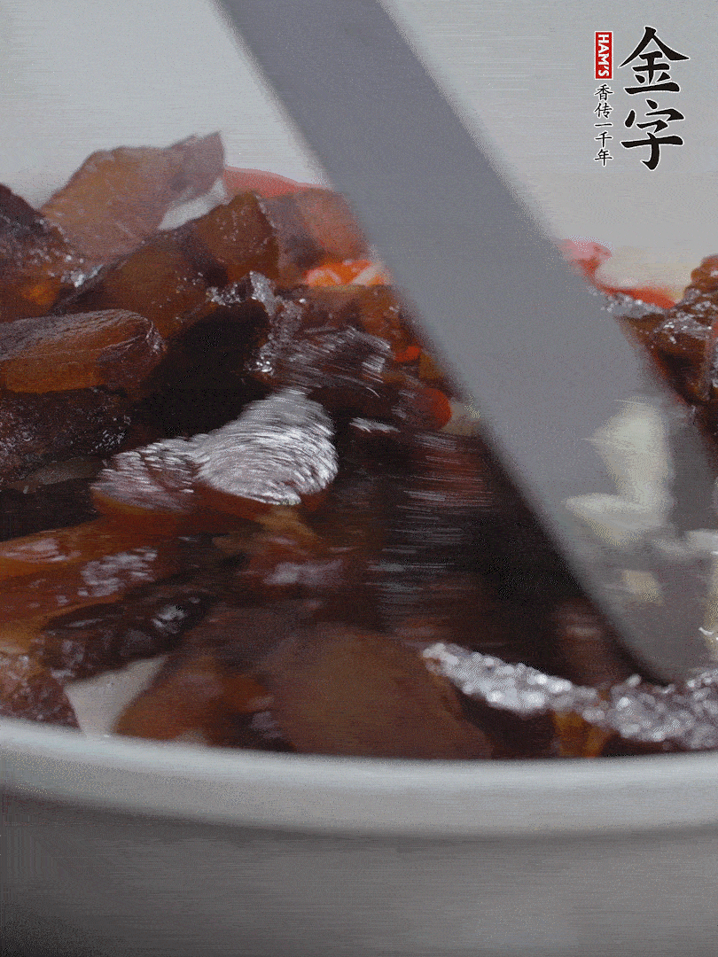下醬油肉，煸出油脂。
