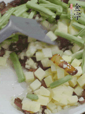 下蒜末、豆角、土豆塊翻炒。