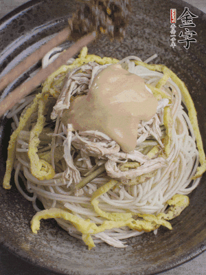 生抽1勺、醋1勺、芝麻醬1勺、金字火腿大師醬1勺。