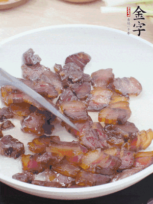 熱鍋少油，醬油肉煸出油脂，盛出。