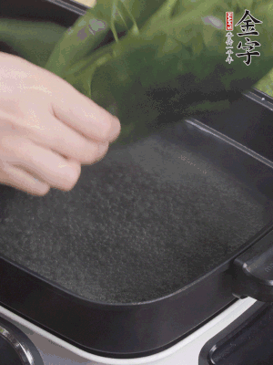 粽葉入沸水煮1分鐘，翻面再煮1分鐘，清洗干凈加水浸泡。