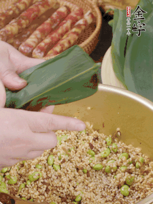 粽葉往下折，完全蓋住，兩側捏緊。