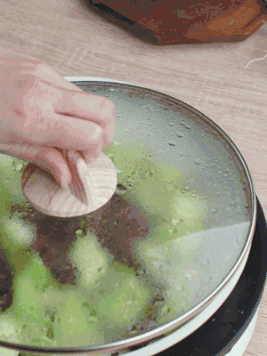 西葫蘆略出水時(shí)，加一小撮鹽調味。
