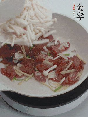 放白玉菇、青紅辣椒、雞蛋。