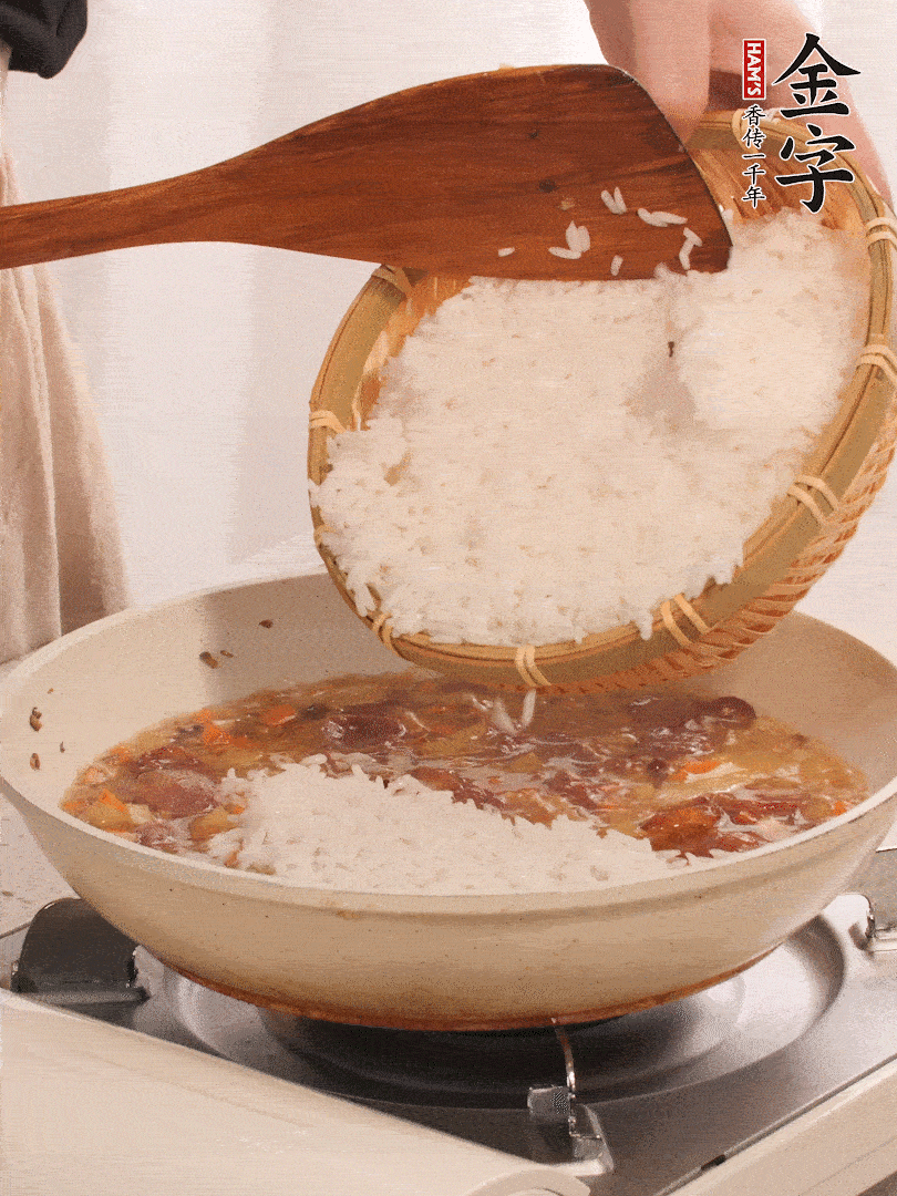 熱鍋燒油，香腸煸出油，加姜片去腥，加土豆、胡蘿卜、香菇翻炒到半熟，隨后加豆角、2小勺鹽、1大勺生抽，煸炒均勻。
