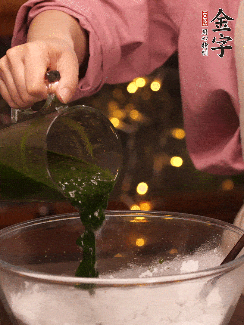 清明粿粉，分次加艾草泥，加點(diǎn)油揉2分鐘