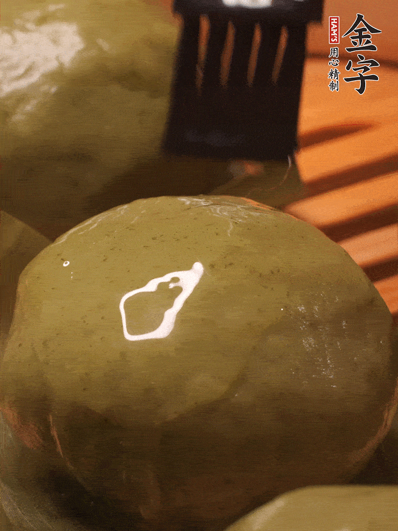 冷水下鍋，水開(kāi)后，蒸10分鐘，趁熱刷上熟油