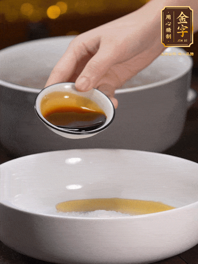 金字鹵牛肉切片，黃瓜切絲