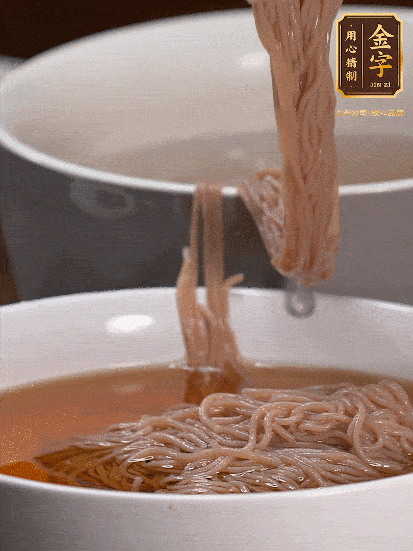 蘋(píng)果醋，一點(diǎn)鹽、糖、醬油，兌入涼白開(kāi)水調成簡(jiǎn)易冷面湯，放水箱冷藏