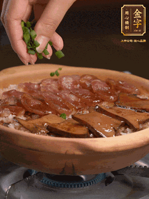 最后鋪上牛肝菌，爭分奪秒地倒上醬汁，撒點(diǎn)小蔥花