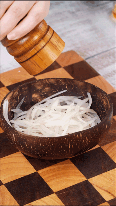 洋蔥用黑胡椒海鹽和蘋(píng)果醋調味備用