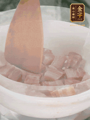 砂鍋內咸肉微微煸出香味，再倒入開(kāi)水。放排骨滾開(kāi)后轉中小火篤30分鐘。（水盡量一次加足，以免中途加水沖淡鮮味。這一步是湯底濃白的關(guān)鍵）