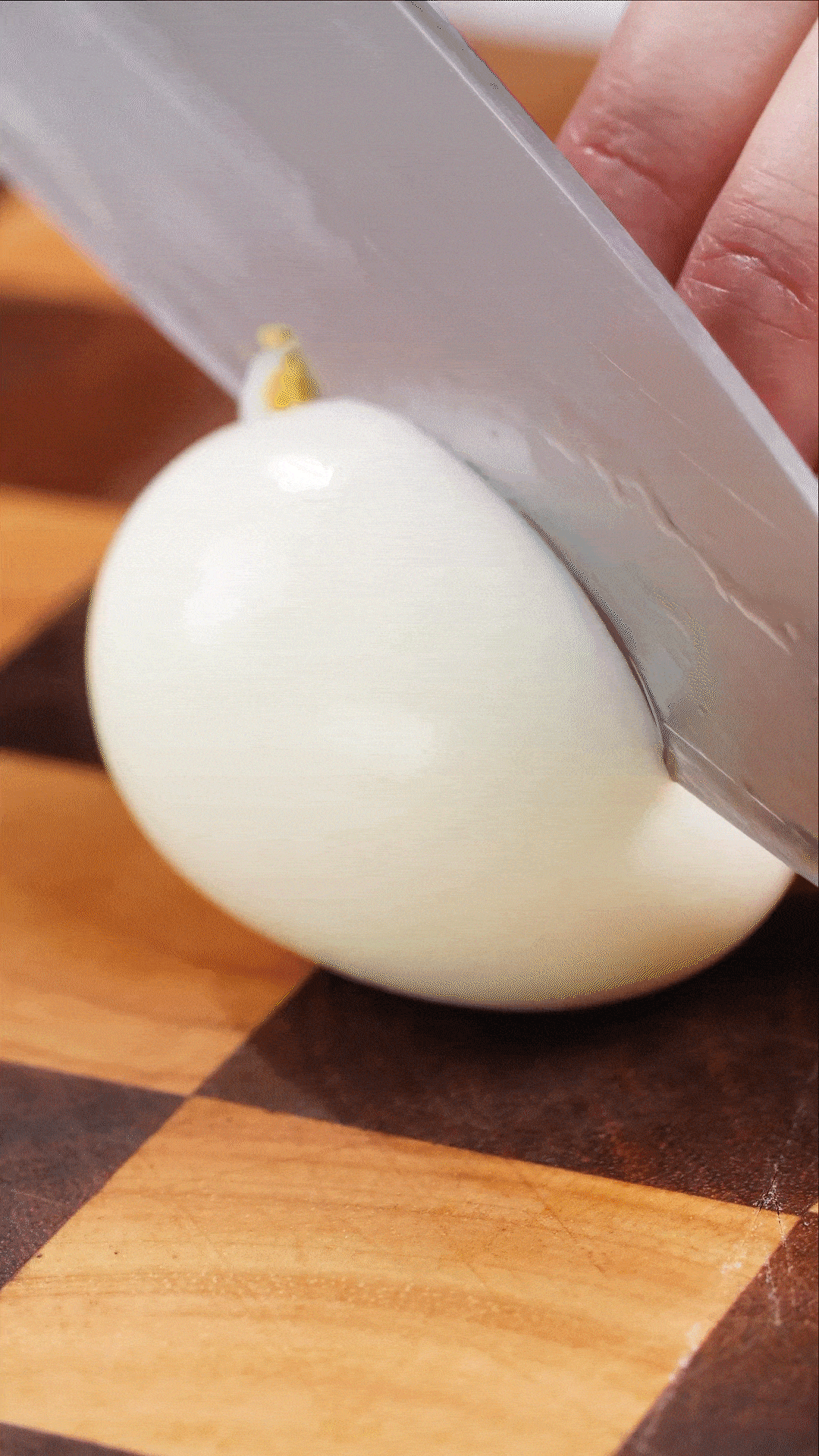 雞蛋煮熟，改刀備用