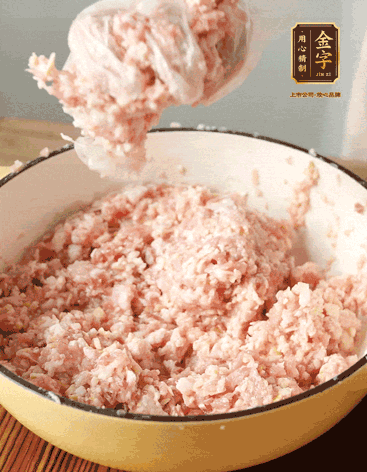 肉丁、咸肉丁、一丟丟鹽、料酒拌勻，反復摔打上勁。接著(zhù)加入1兩蔥姜水，反復拌勻摔打上勁。前后共加3遍。3遍后筍丁，接著(zhù)反復摔打上勁。最后加入1個(gè)蛋清、3茶匙生粉拌勻摔打上勁