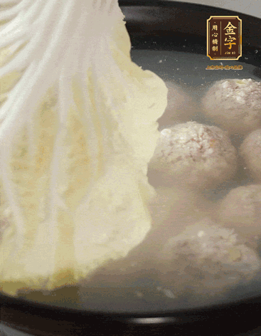等獅子頭浮起來(lái)時(shí)再加白菜蓋。小火慢燉2小時(shí)