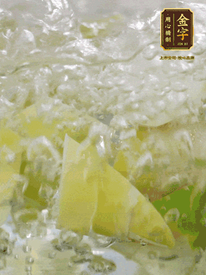 春筍沿著(zhù)外皮豎著(zhù)淺劃一刀，剝下外殼，切掉尾部的老根，切滾刀塊。簡(jiǎn)單焯水去澀味。