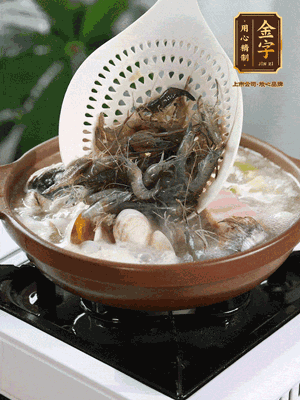 最后加一把蛤蜊、一把河蝦燜2分鐘，放一點(diǎn)白胡椒粉調味，撒上蔥花點(diǎn)綴！
