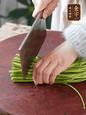正嫩的藜蒿，掐頭去除根部，切小段