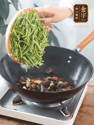 熱油煸香蒜末、姜粒、小米辣，再下臘肉煸炒出香味