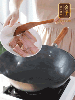 豬油熱鍋，下咸肉煸香，再下蔥姜提鮮