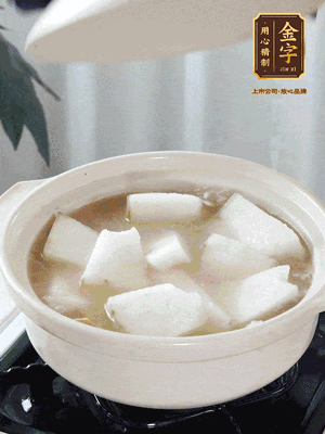 最后下冬瓜繼續燉煮10分鐘，撒上蔥花點(diǎn)綴。