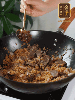 下拌好的米飯炒散，加一大勺XO醬