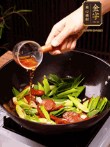 下蒜苗炒軟，沿鍋邊烹入一勺料酒，加醬油、蠔油、白糖調味炒勻