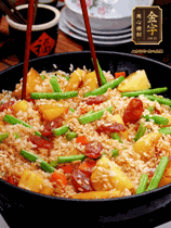 加水，沒(méi)過(guò)大部分食材。把瀝干水分的米飯均勻地鋪在上面，筷子戳幾個(gè)洞
