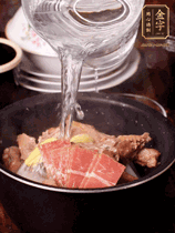 所有食材放入電飯鍋，加2勺料酒，足量的開(kāi)水，按煲湯鍵煮湯