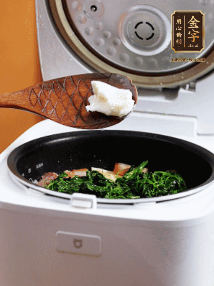 放入電飯鍋、加1勺豬油翻拌均勻